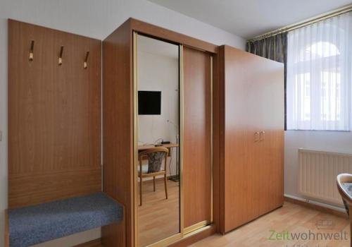 Kleider- und Küchenschrank