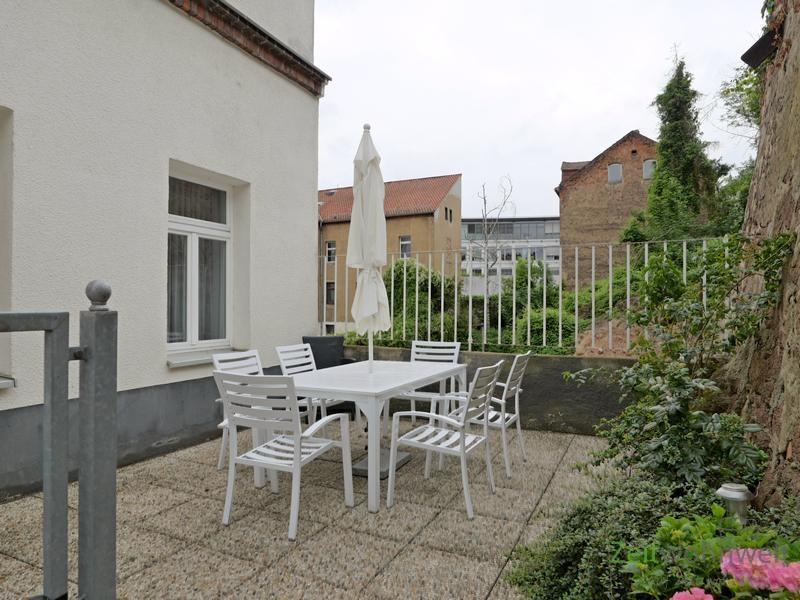 Terrasse hinter dem Haus
