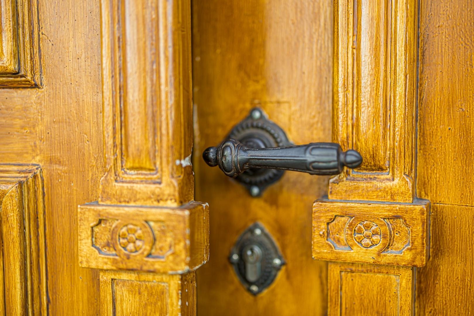 Wohn- und Geschäftshaus | Haustür - Detail