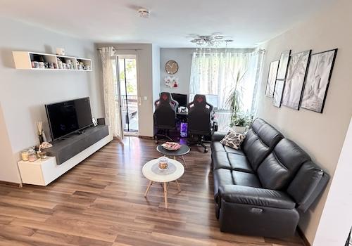 Wohnzimmer mit Zugang zum Balkon