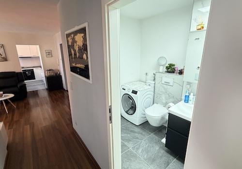 Flur mit Blick ins Badezimmer