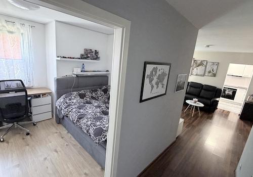 Flur mit Blick ins Schlafzimmer