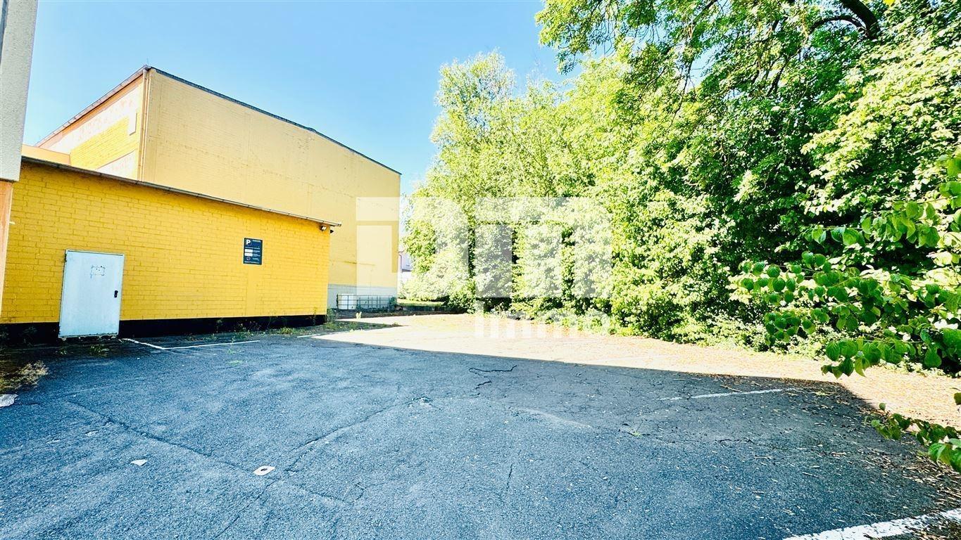 Rückansicht + Parkflächen Hinteres Lagergebäude