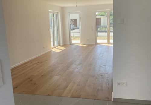 Wohnzimmer mit offener Küche