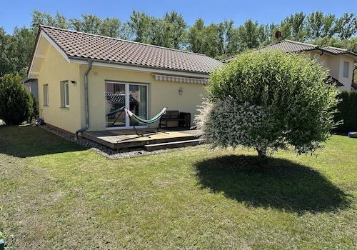 Garten mit Baum und Terrasse