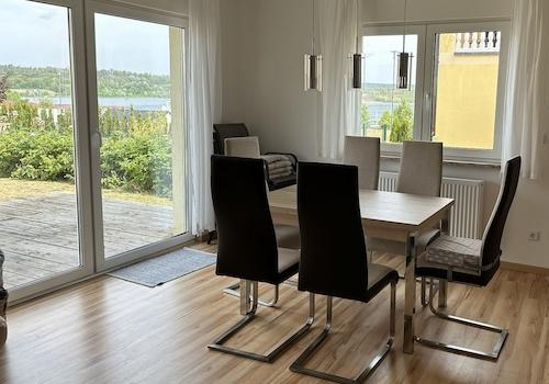 Essbereich mit Seeblick