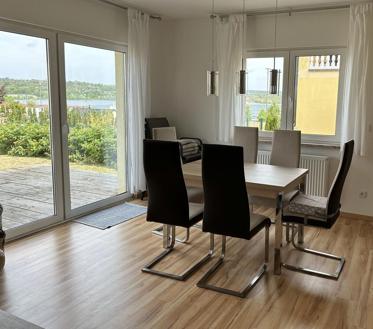 Essbereich mit Seeblick
