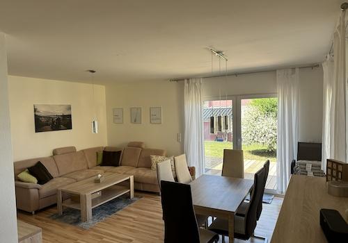 Wohnzimmer mit Gartenblick