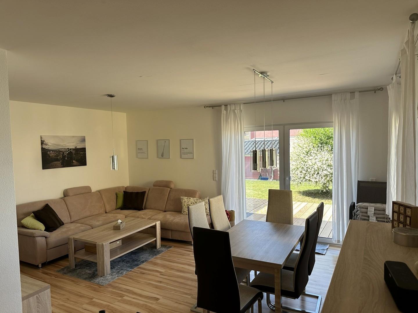 Wohnzimmer mit Gartenblick