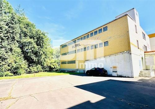 Seitenansicht + Parkflächen Hinteres Lagergebäude