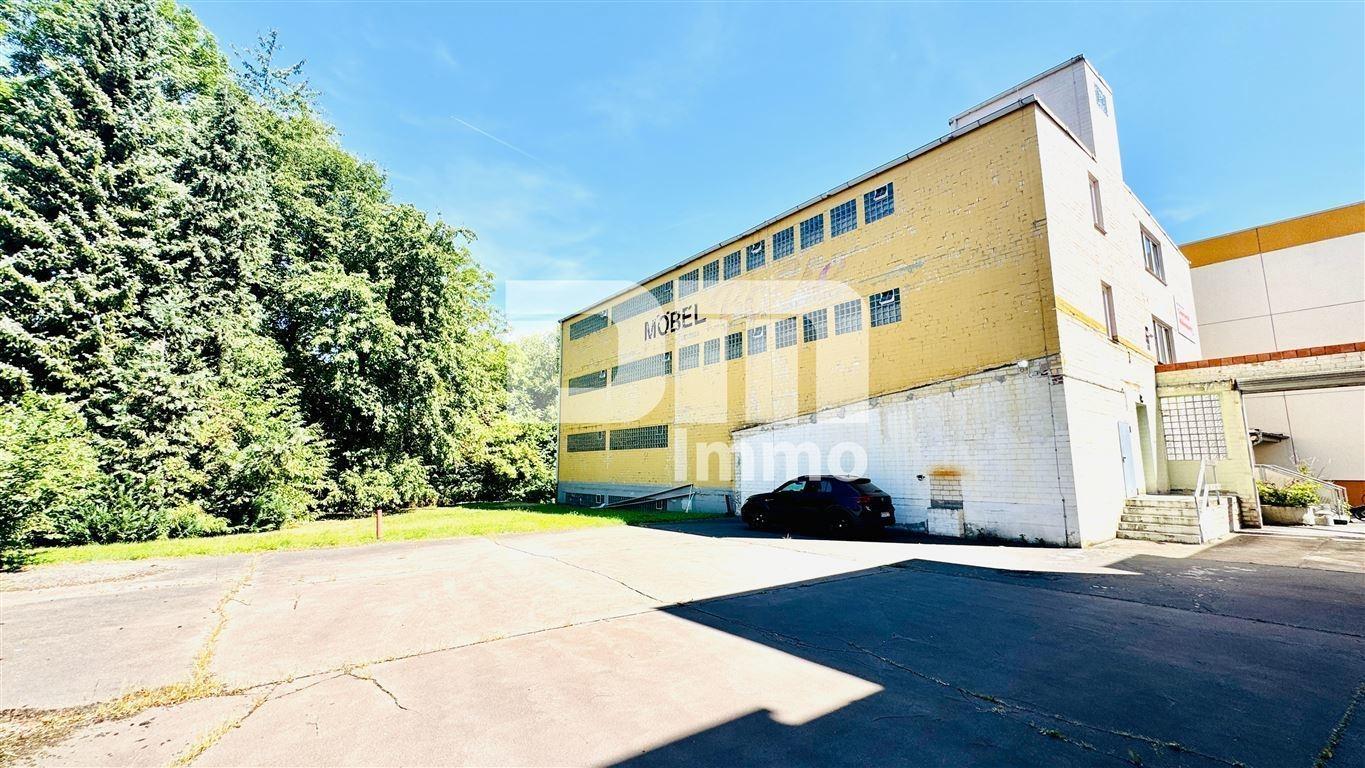 Seitenansicht + Parkflächen Hinteres Lagergebäude