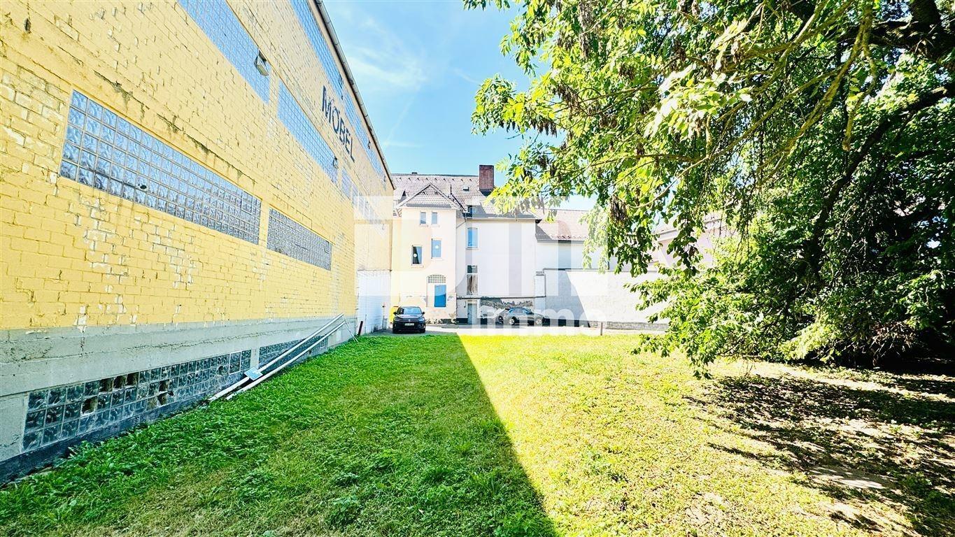 Freifläche neben hinterem Lagergebäude