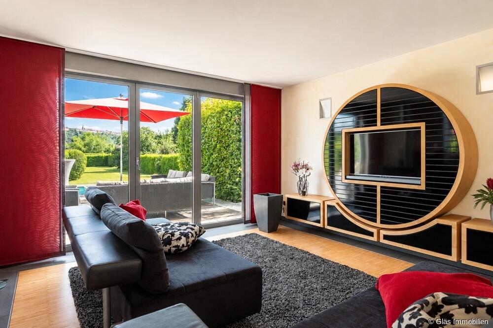 Wohnzimmer mit Blick ins Grüne
