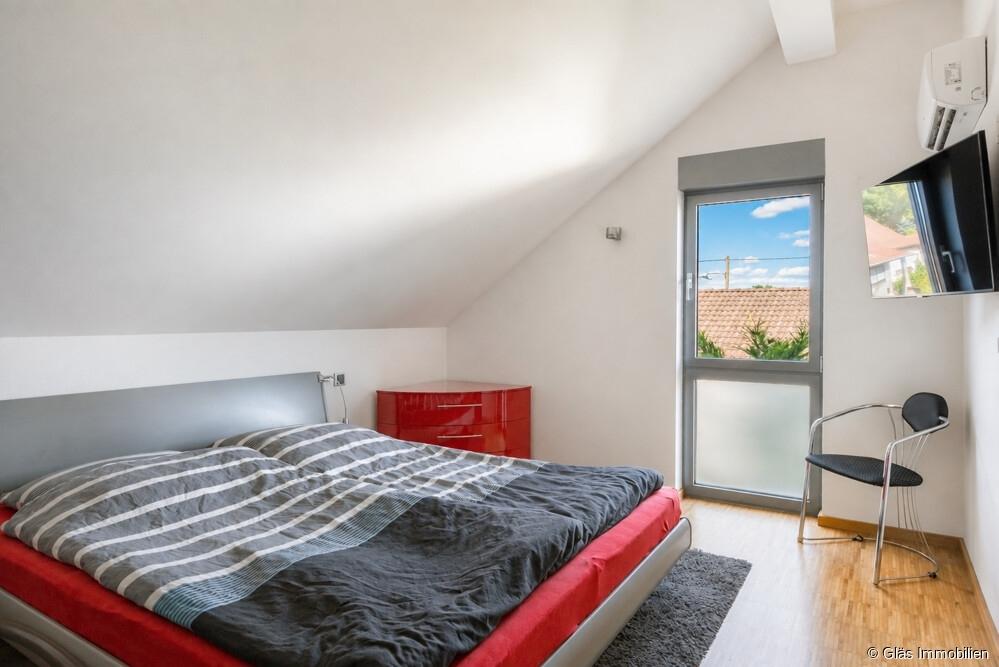 Elternschlafzimmer mit Klimaanlage und Ankleide