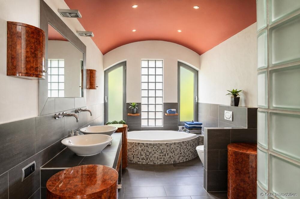 Familienbad mit Badewanne und...