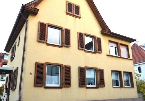 Hausfront 1