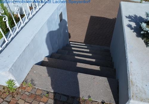 Treppe zum Haus und Vorgarten 