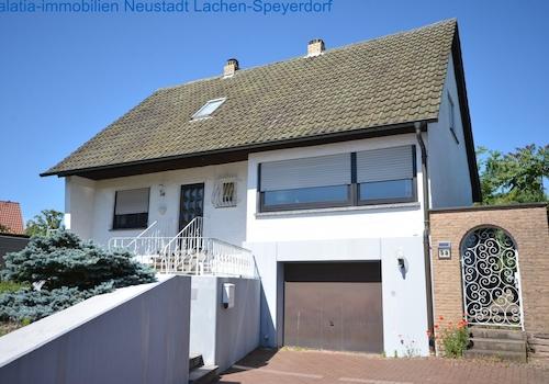 Haus mit seitlichen Zugang und Garage 