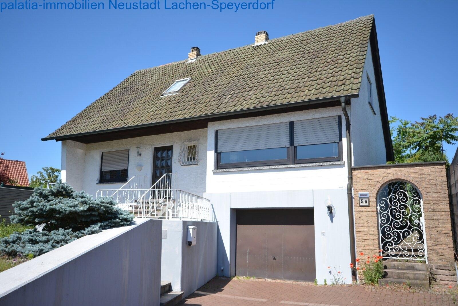Haus mit seitlichen Zugang und Garage 