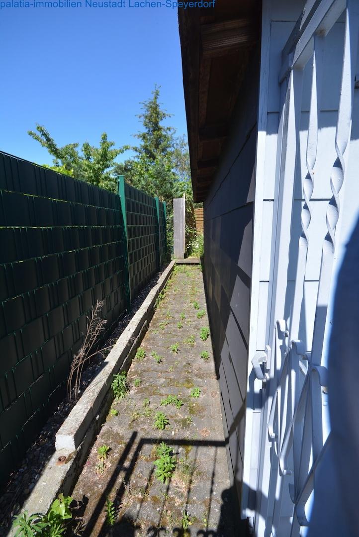 Seitlicher Zugang zum Garten mit angebautem Geräteraum 