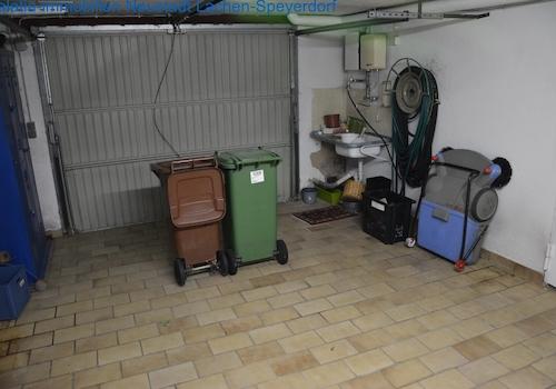 Garage innen mit Starkstrom und Wasser