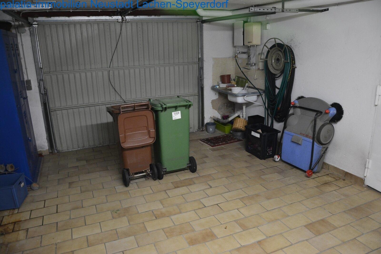 Garage innen mit Starkstrom und Wasser