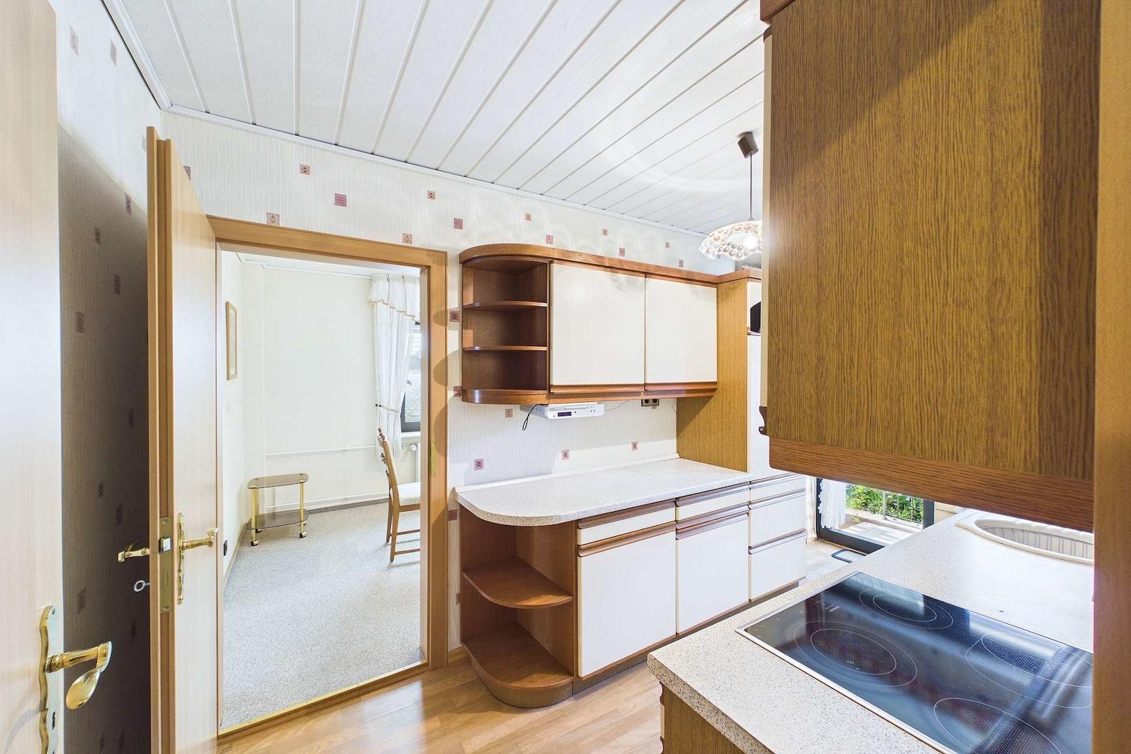 Küche mit Blick ins Esszimmer