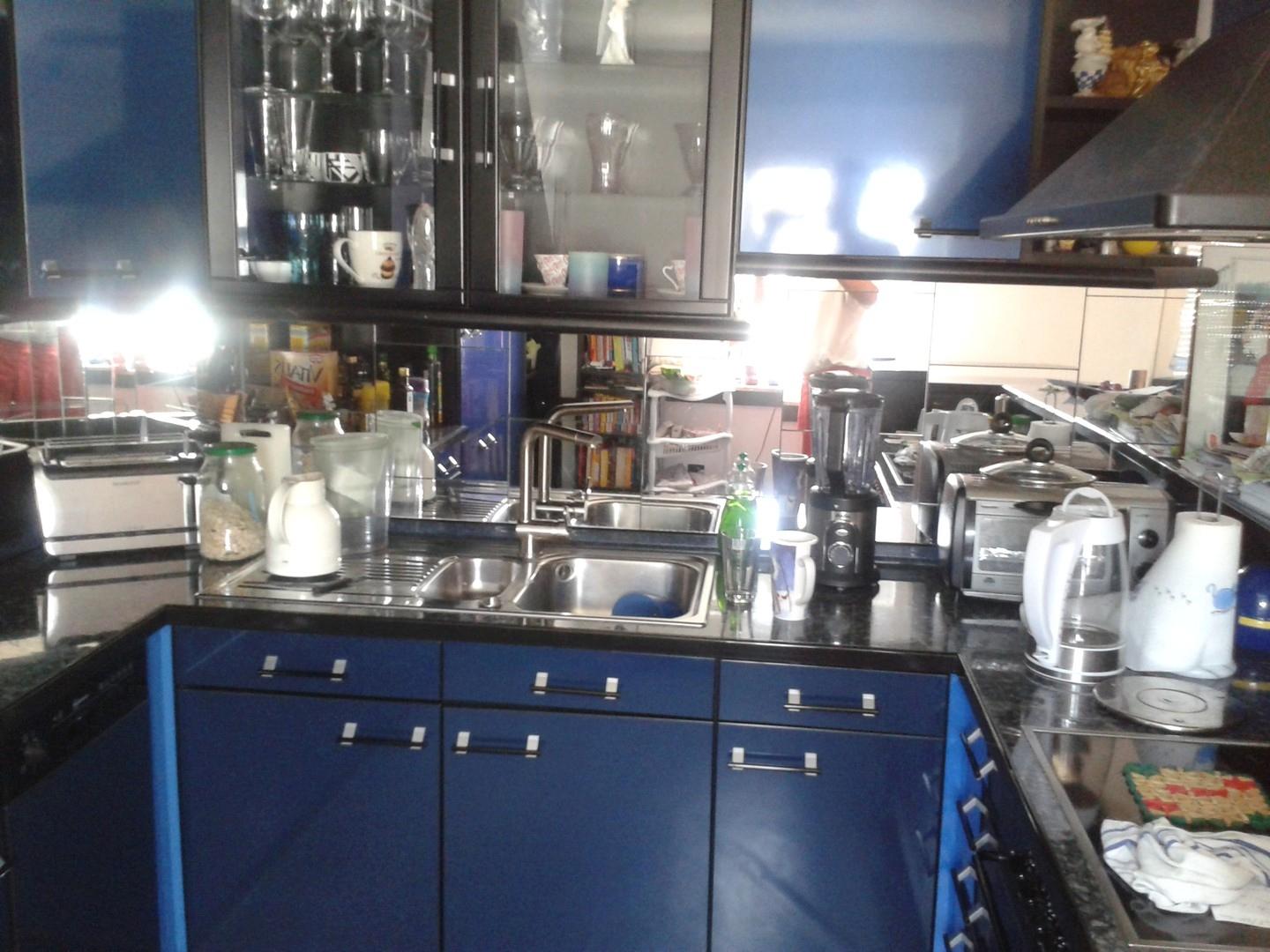 blaue hochwertige Lackküche 