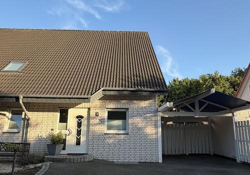 Hauseingang + Carport