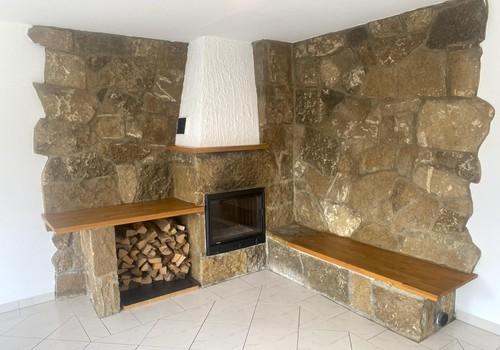 Kaminbereich mit Naturholz-Sit