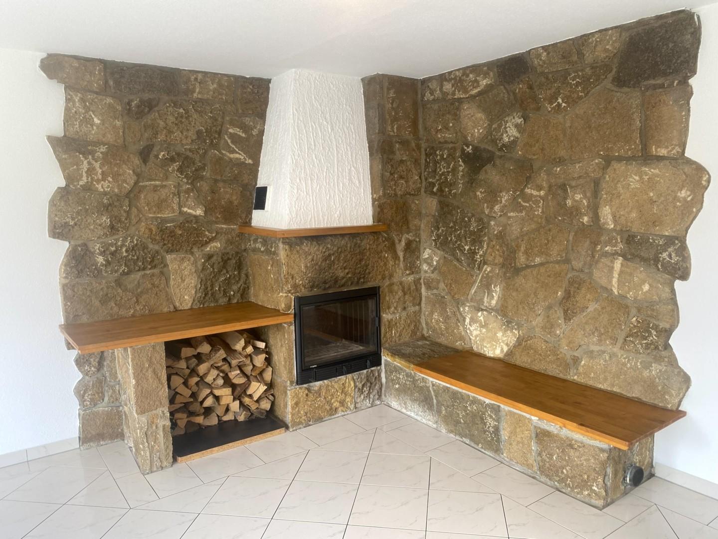 Kaminbereich mit Naturholz-Sit