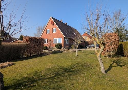 Hausvorderseite vom Garten