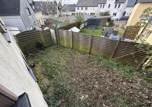 Garten hinter Haus