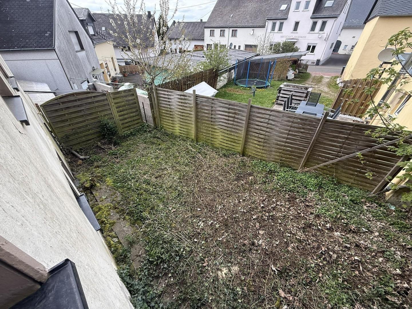 Garten hinter Haus