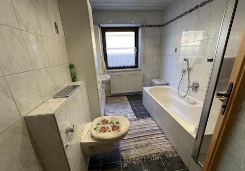 Bad im EG mit Badewanne, Dusche und WC