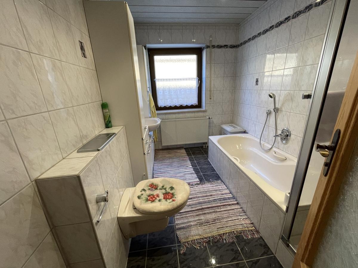 Bad im EG mit Badewanne, Dusche und WC