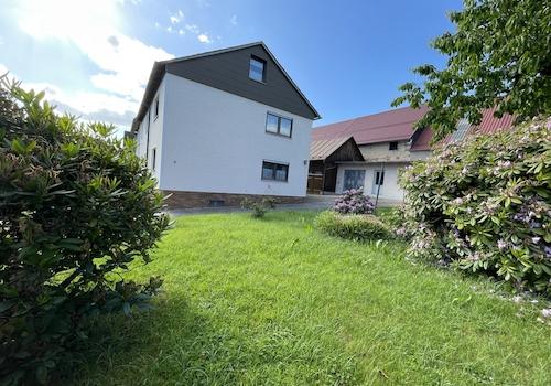 Blick vom Garten zum Haus