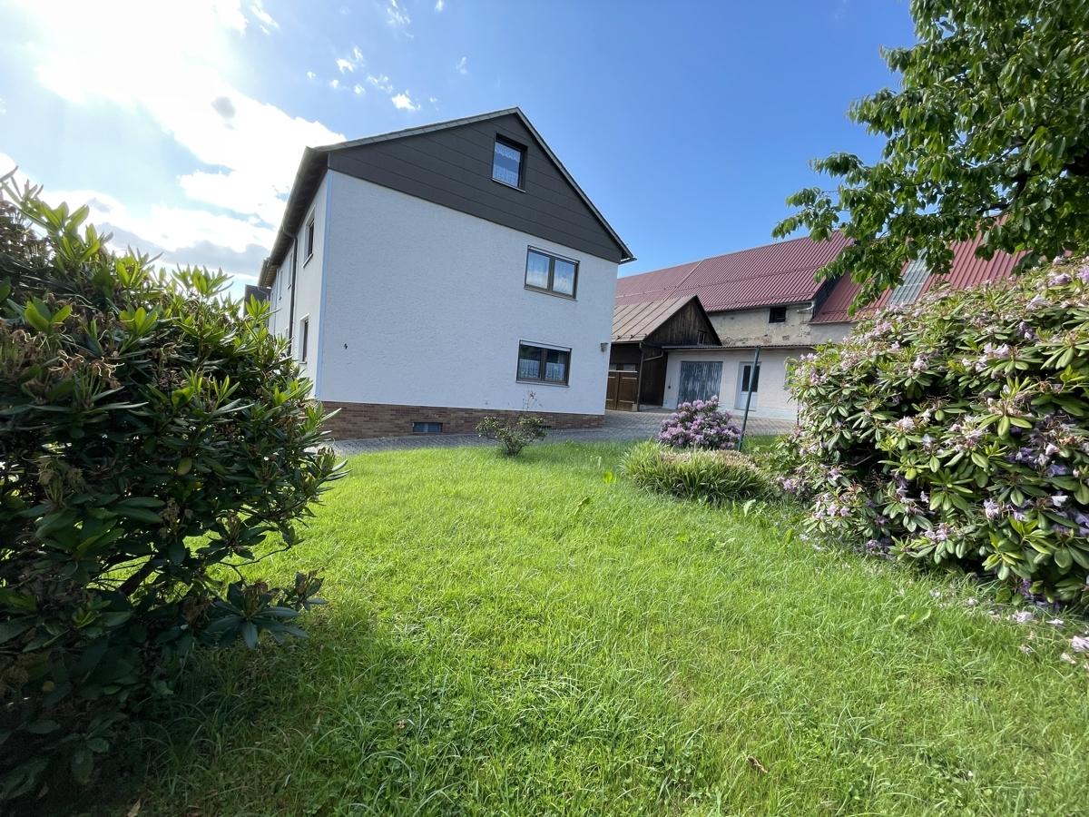 Blick vom Garten zum Haus