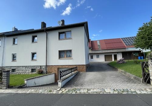 Hausansicht  mit Einfahrt 