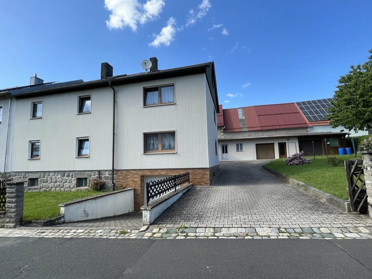 Hausansicht  mit Einfahrt 