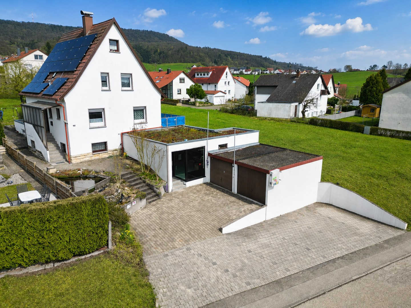 Frontansicht West, Stellplätze