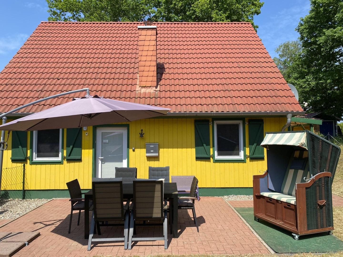 Große Terrasse mit Strandkorb