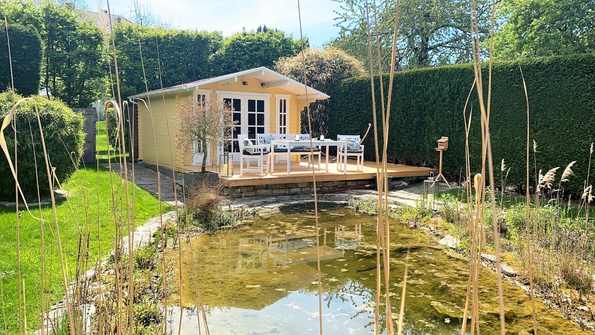 Teich, Gartenhaus, Terrasse