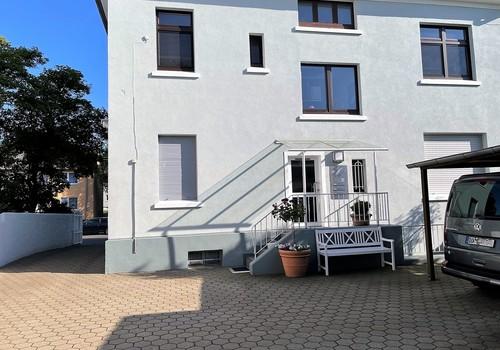 Hauseingang und Garagenhof