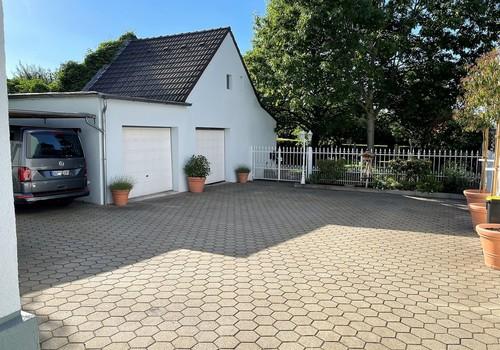 Garagenhof und Carport