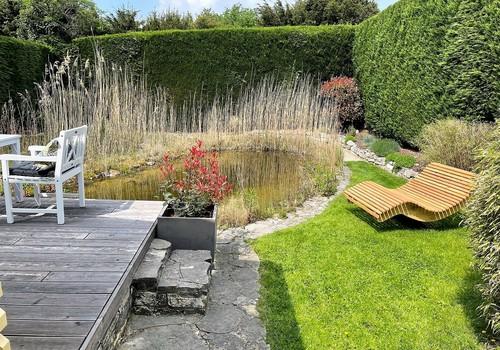 Teich, Gartenhaus, Terrasse