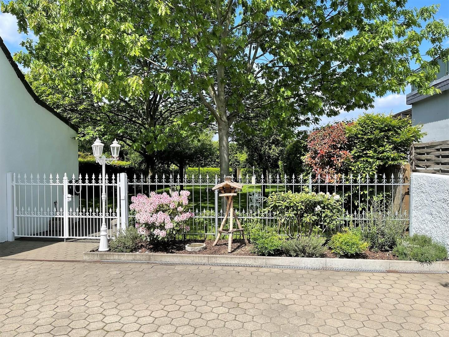Garagenhof Blick in den Garten