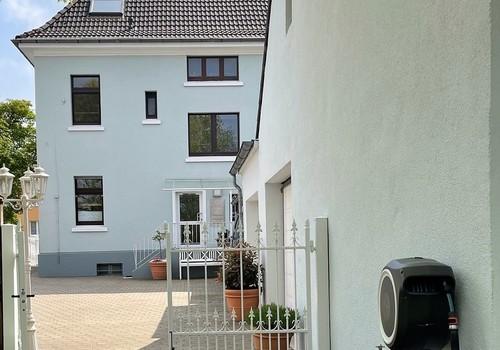 Blick aus dem Garten zum Haus