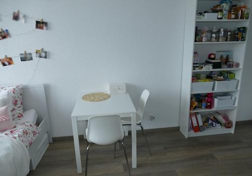 Tisch und Stühle inklusive