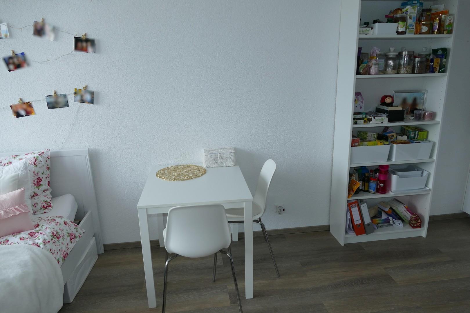 Tisch und Stühle inklusive